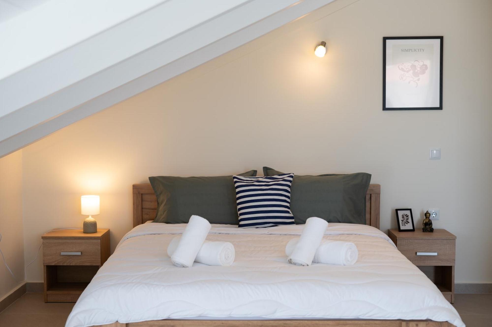 White Lotus Loft Apartment *